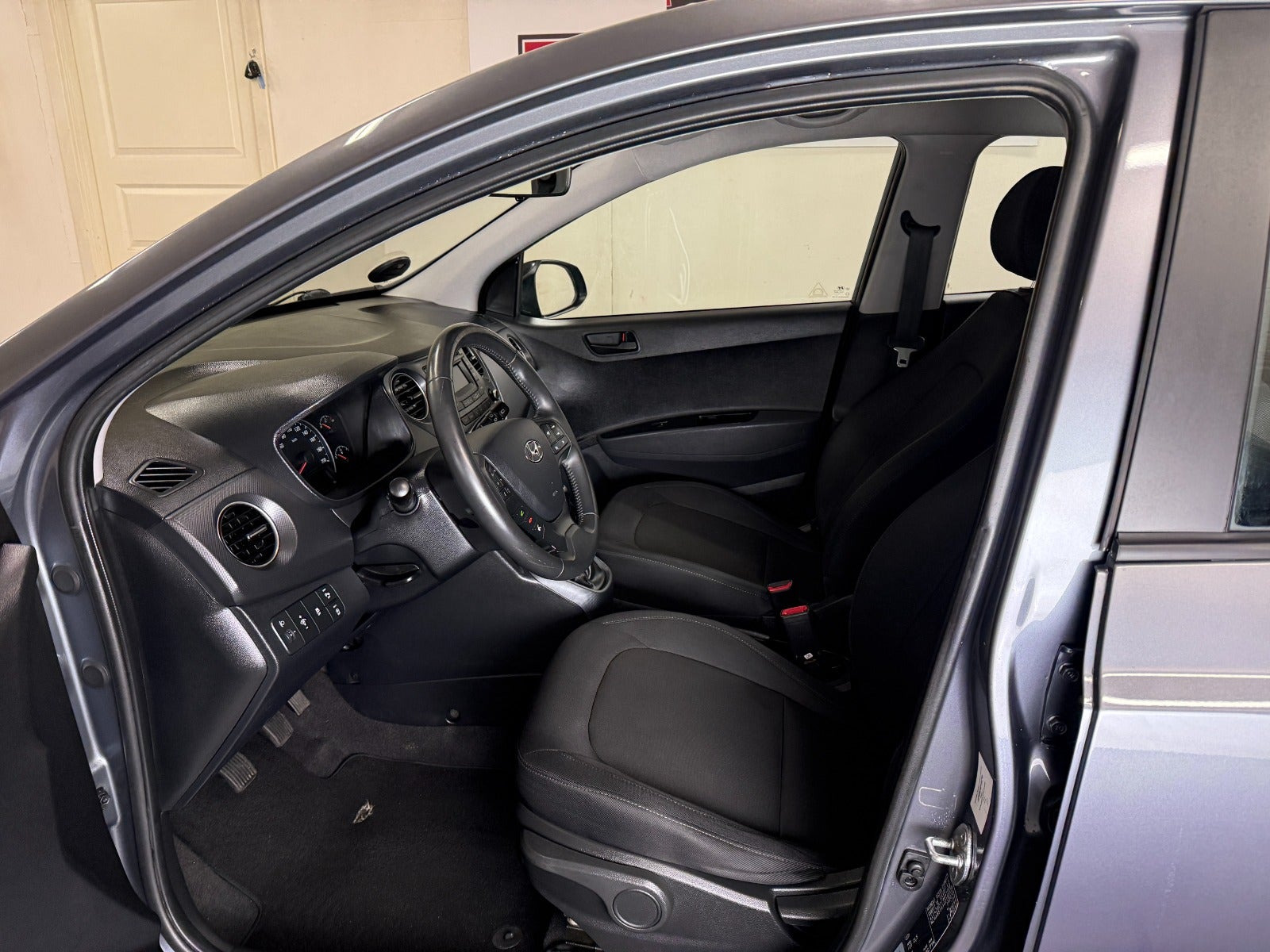 Grå Hyundai i10 fra 2016