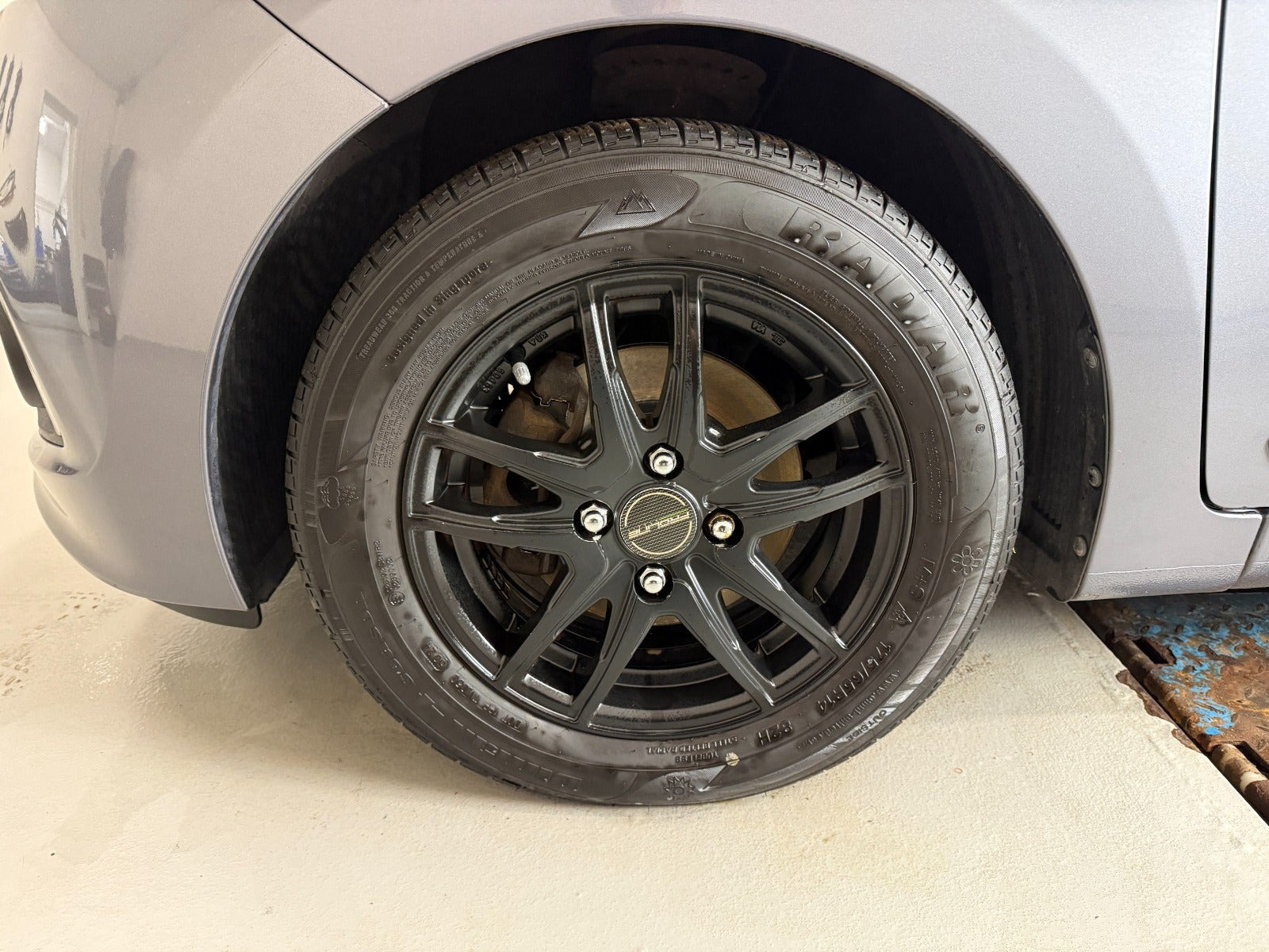 Grå Hyundai i10 fra 2016