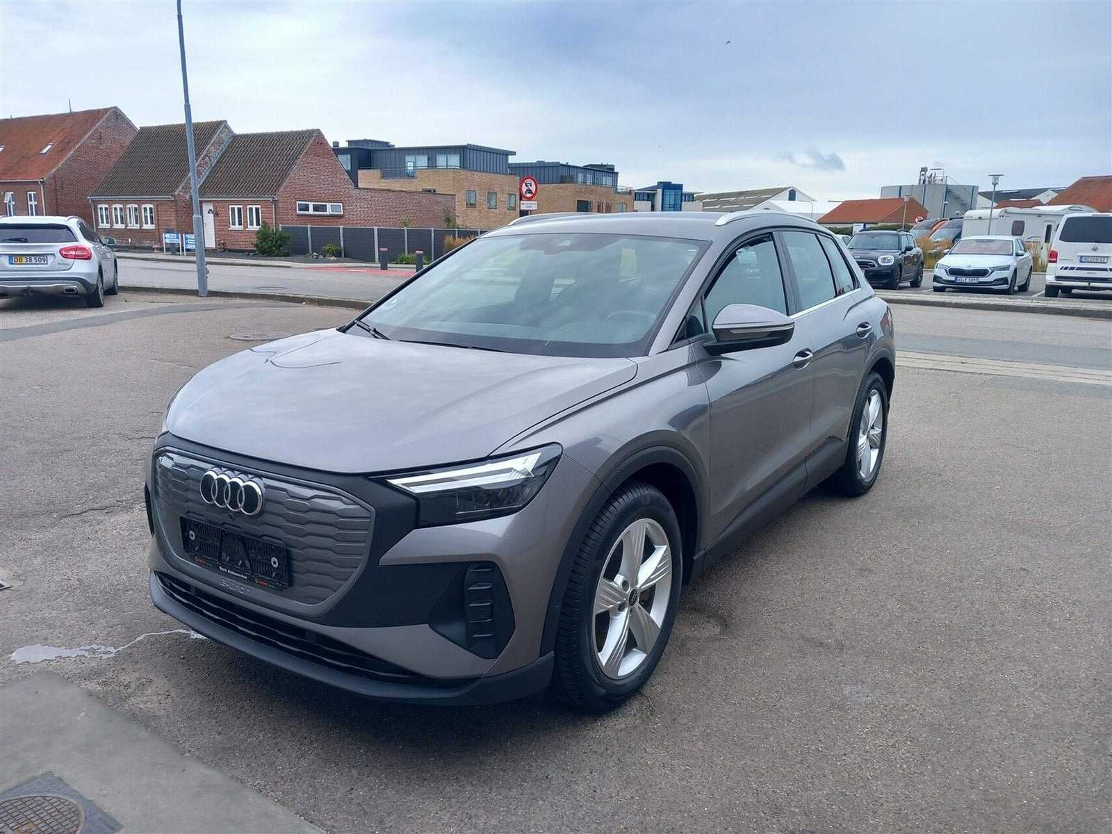Grå Audi Q4 e-tron fra 2023