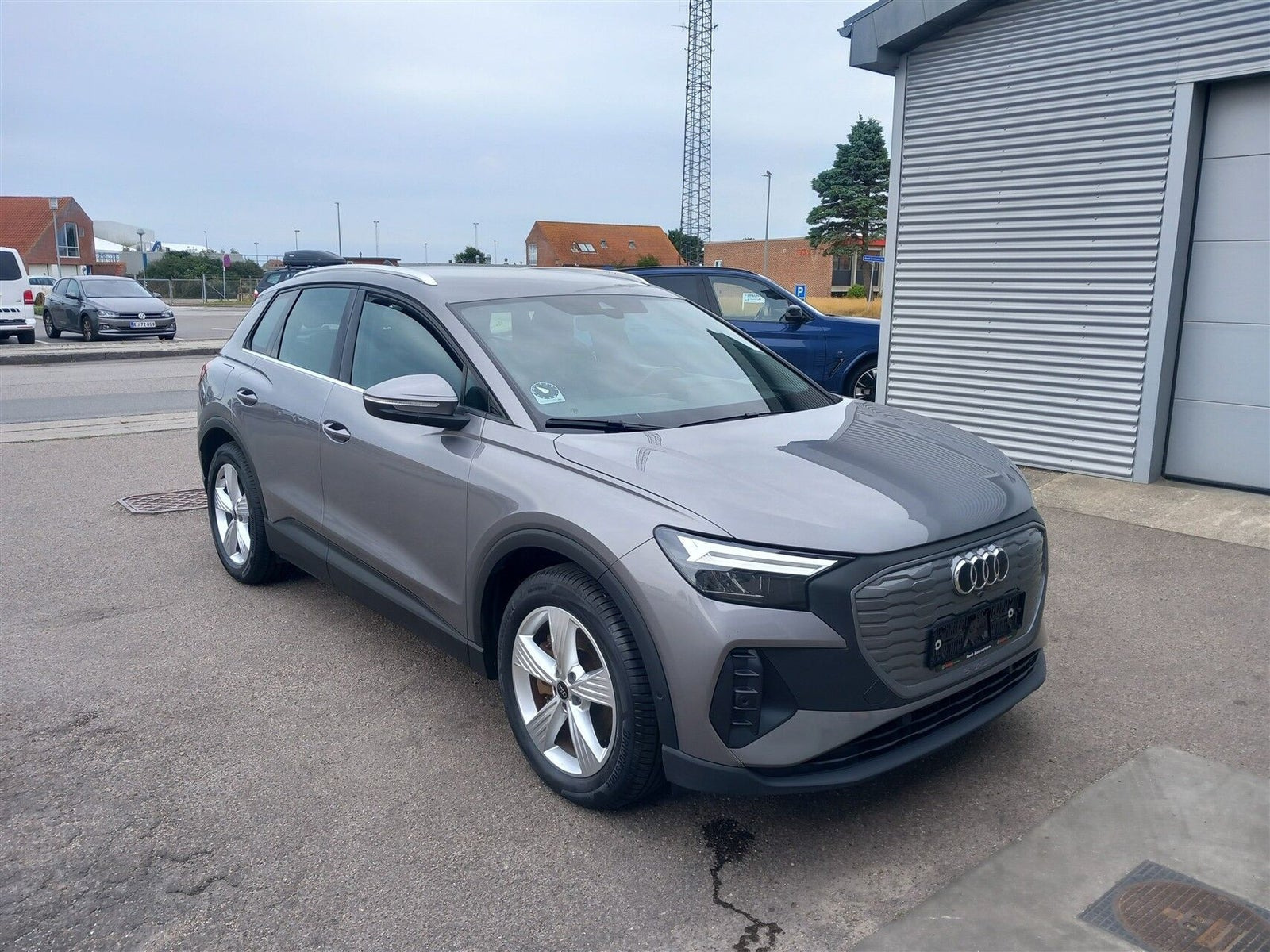 Grå Audi Q4 e-tron fra 2023