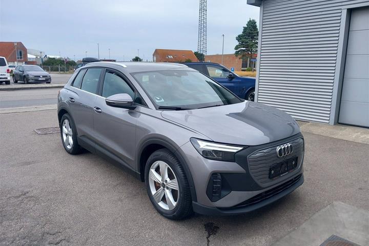 Grå Audi Q4 e-tron fra 2023