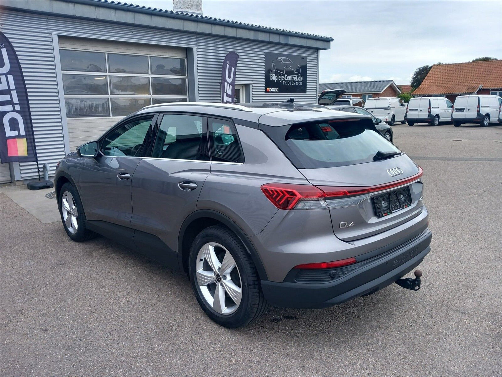 Grå Audi Q4 e-tron fra 2023