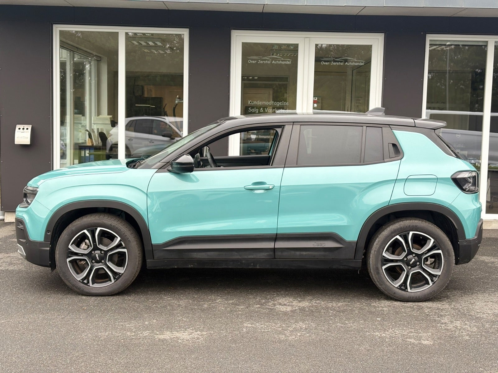Blå Jeep Avenger fra 2024