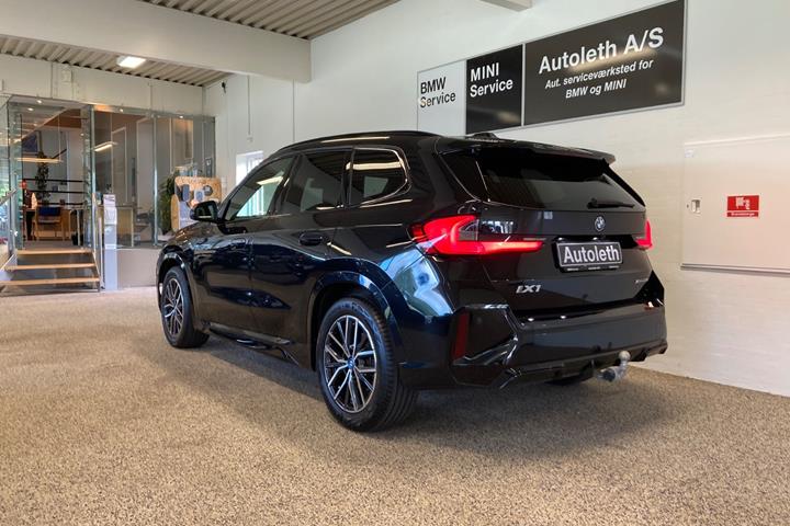Sort BMW iX1 fra 2025