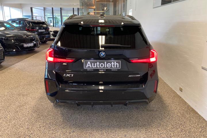 Sort BMW iX1 fra 2025