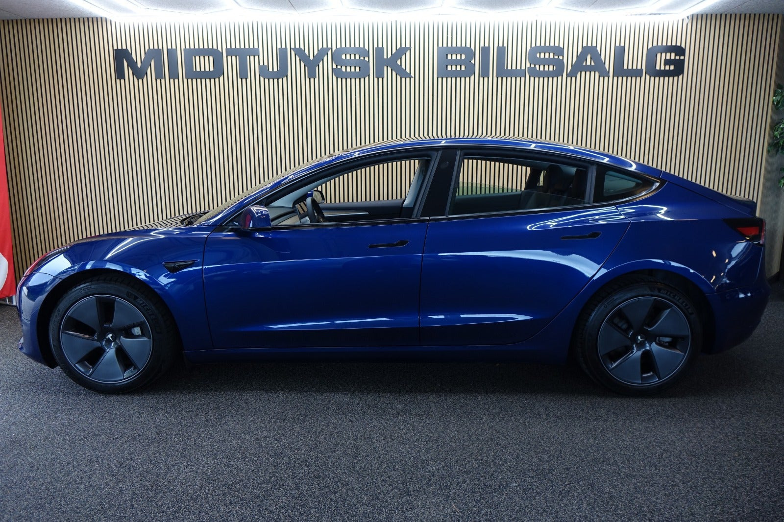 Blå Tesla Model 3 fra 2023