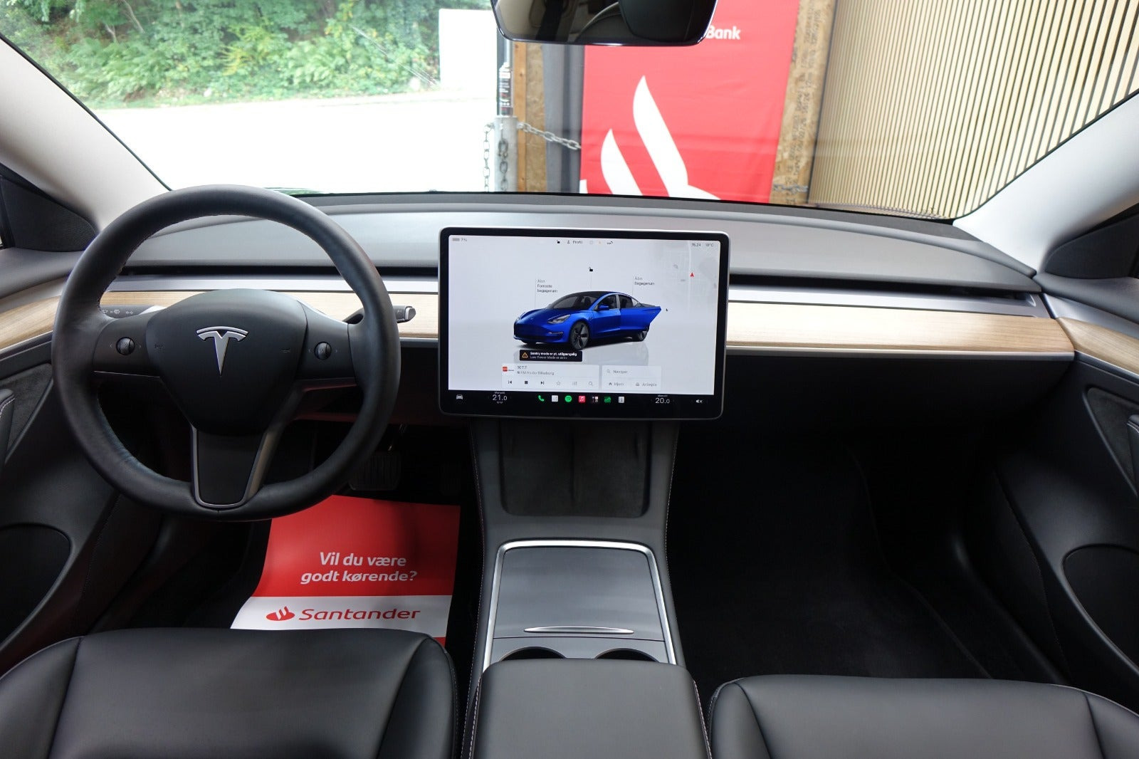 Blå Tesla Model 3 fra 2023