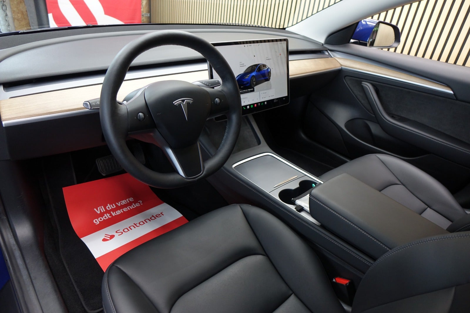 Blå Tesla Model 3 fra 2023