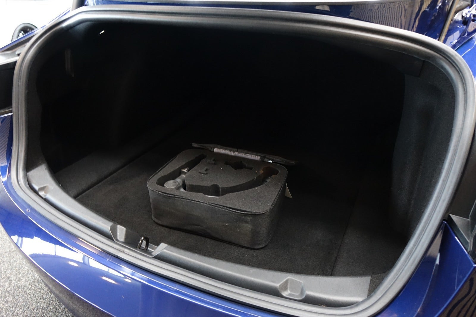 Blå Tesla Model 3 fra 2023