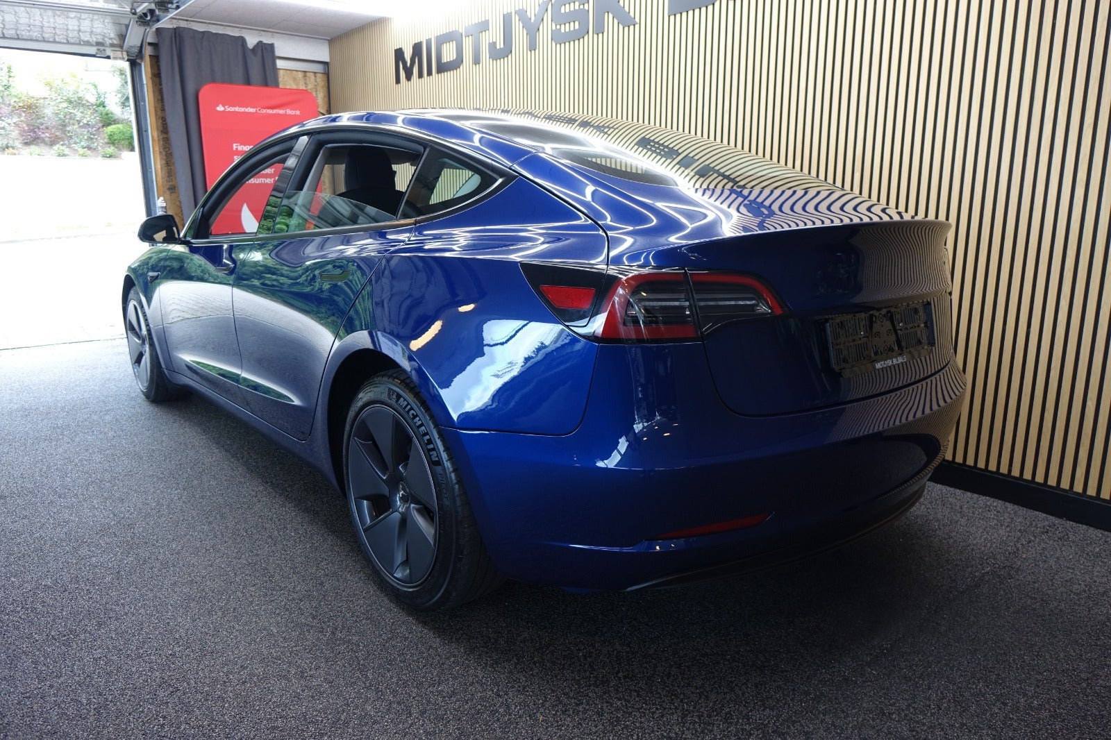 Blå Tesla Model 3 fra 2023