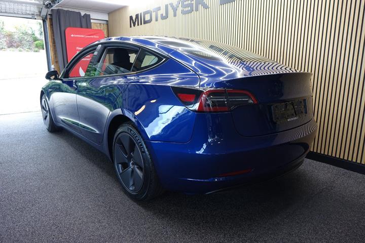 Blå Tesla Model 3 fra 2023
