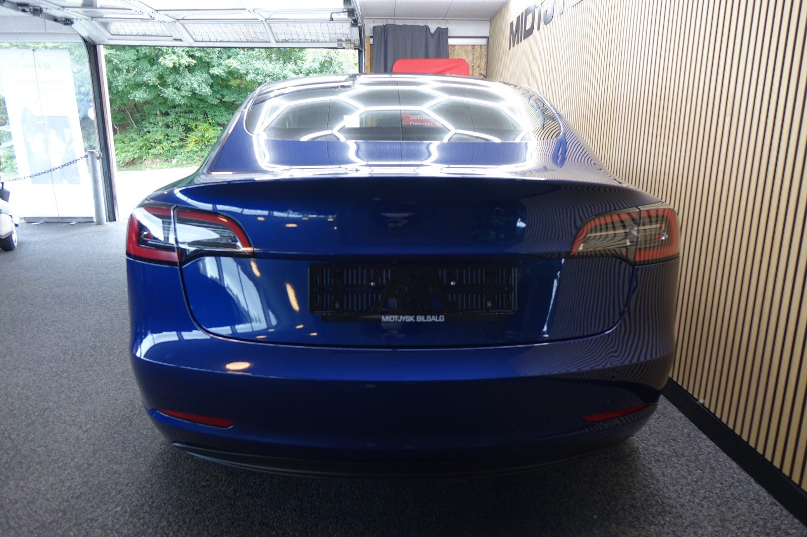 Blå Tesla Model 3 fra 2023