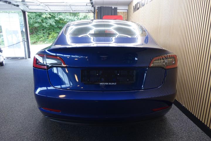 Blå Tesla Model 3 fra 2023