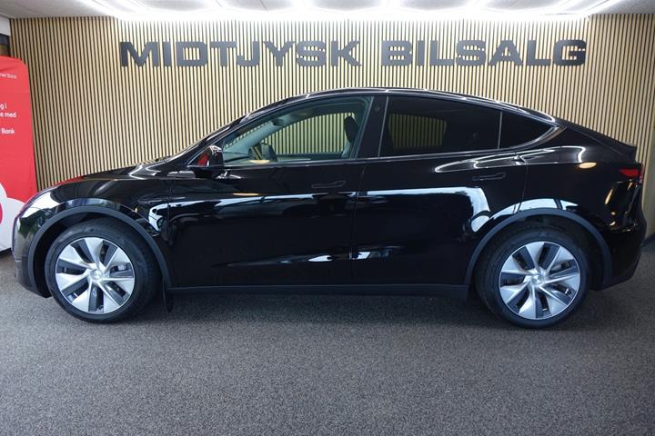 Sort Tesla Model Y fra 2023