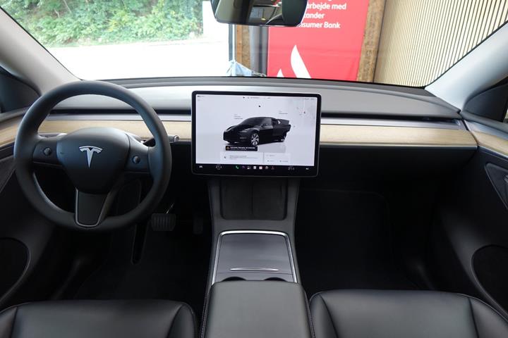 Sort Tesla Model Y fra 2023