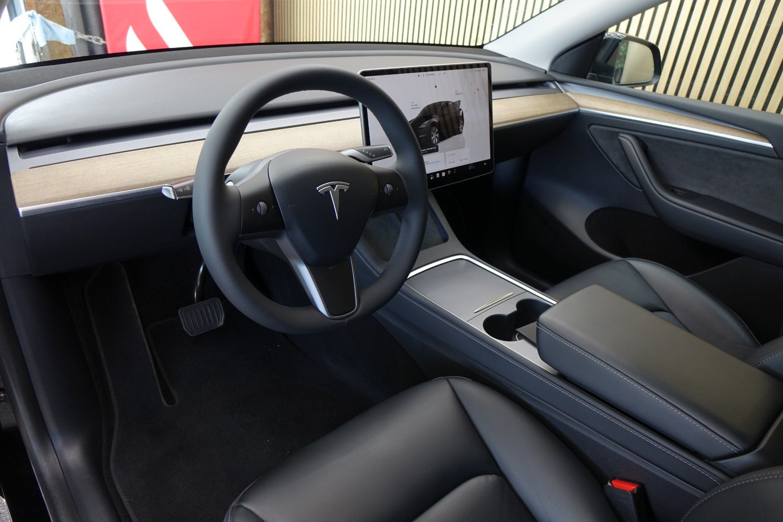 Sort Tesla Model Y fra 2023