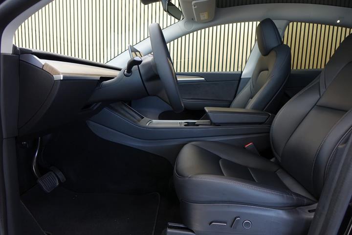 Sort Tesla Model Y fra 2023