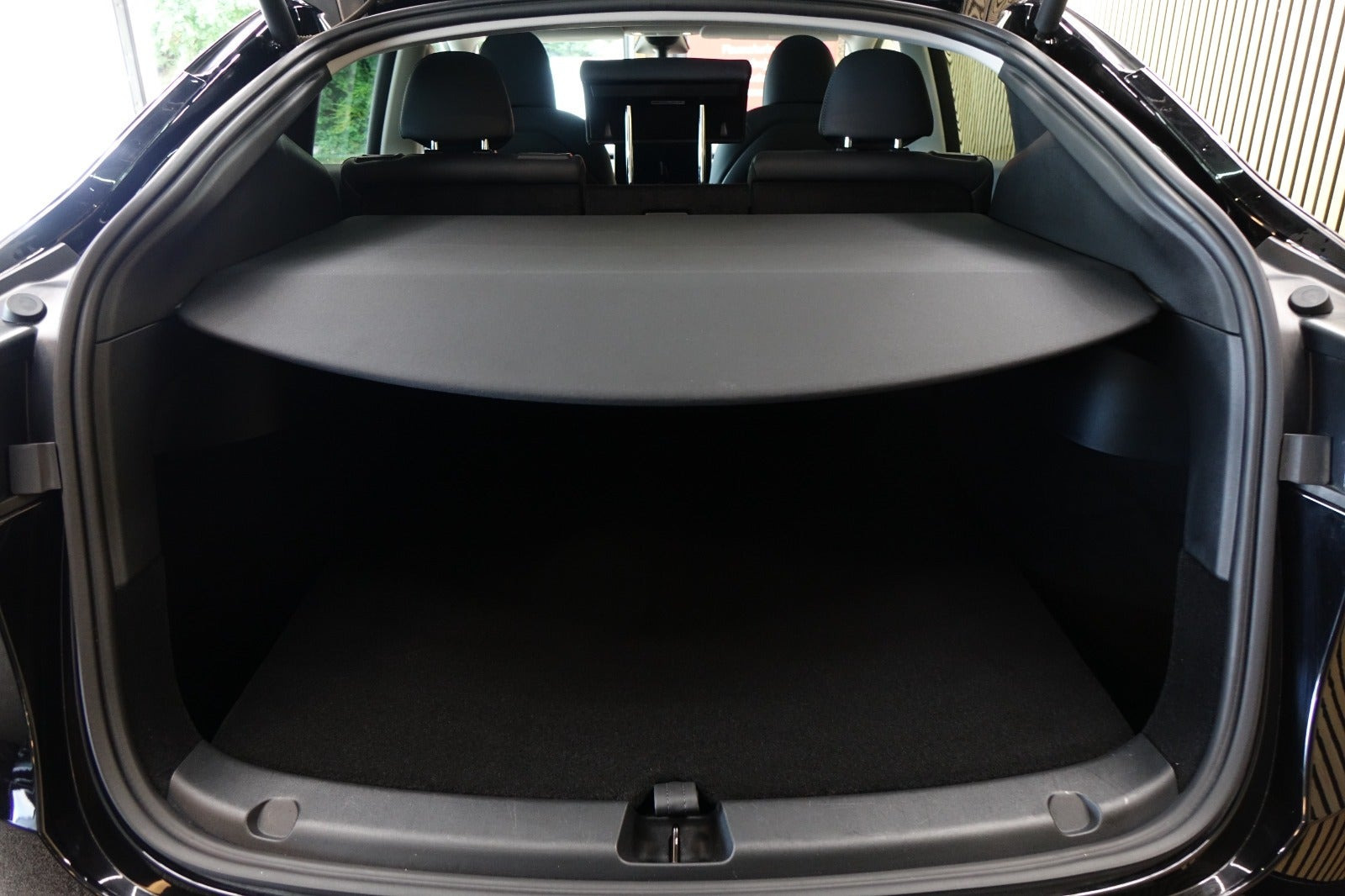 Sort Tesla Model Y fra 2023