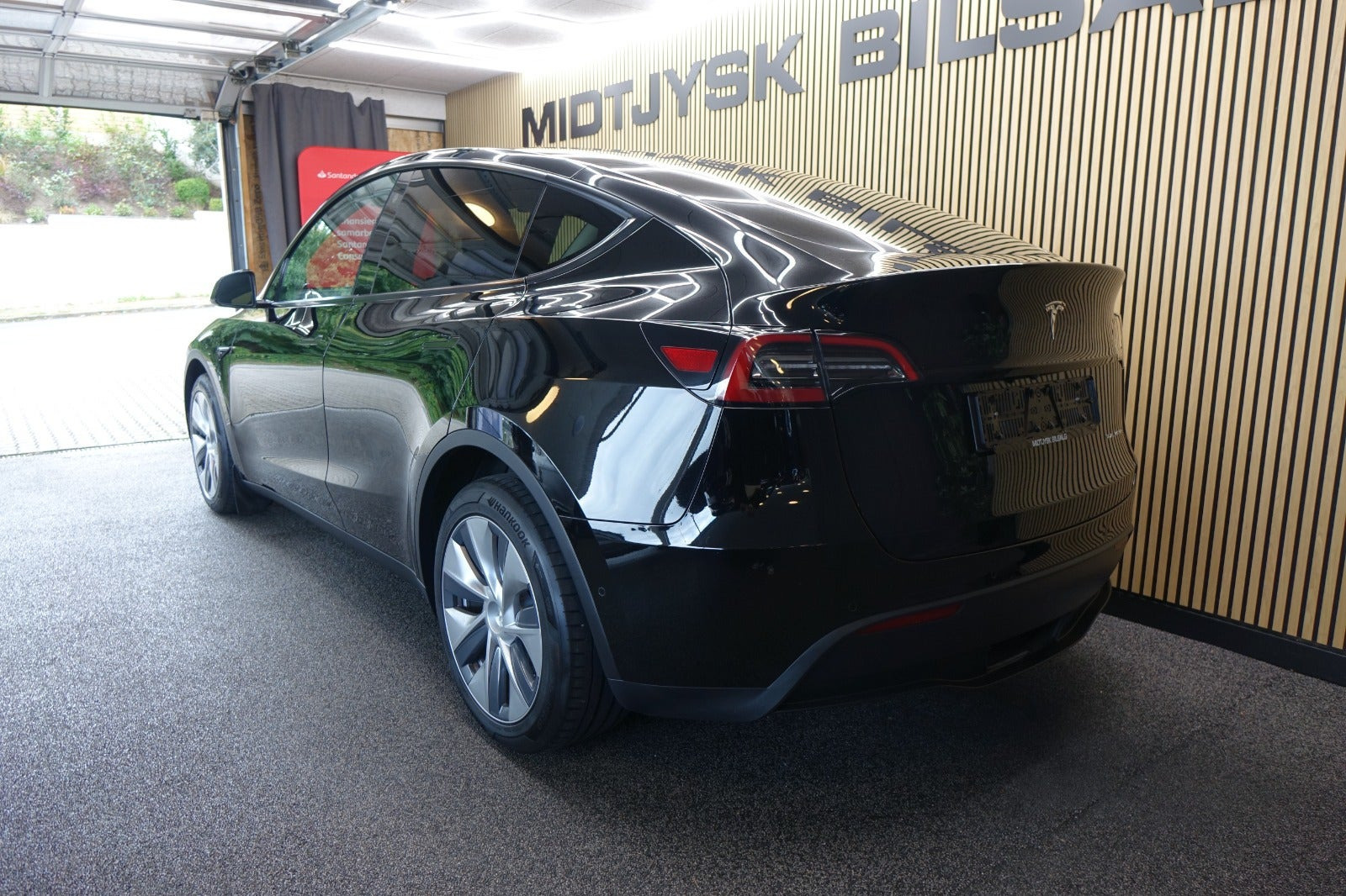Sort Tesla Model Y fra 2023
