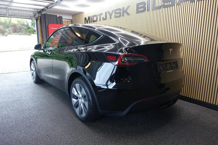 Sort Tesla Model Y fra 2023