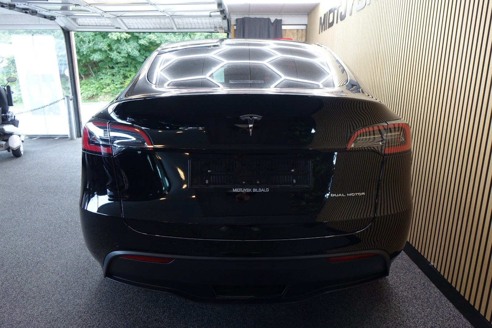 Sort Tesla Model Y fra 2023