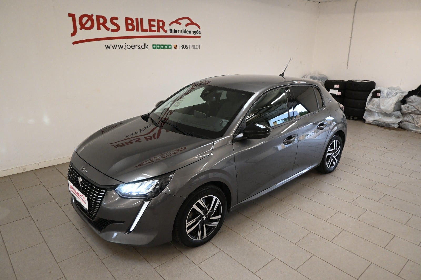 Grå Peugeot 208 fra 2023