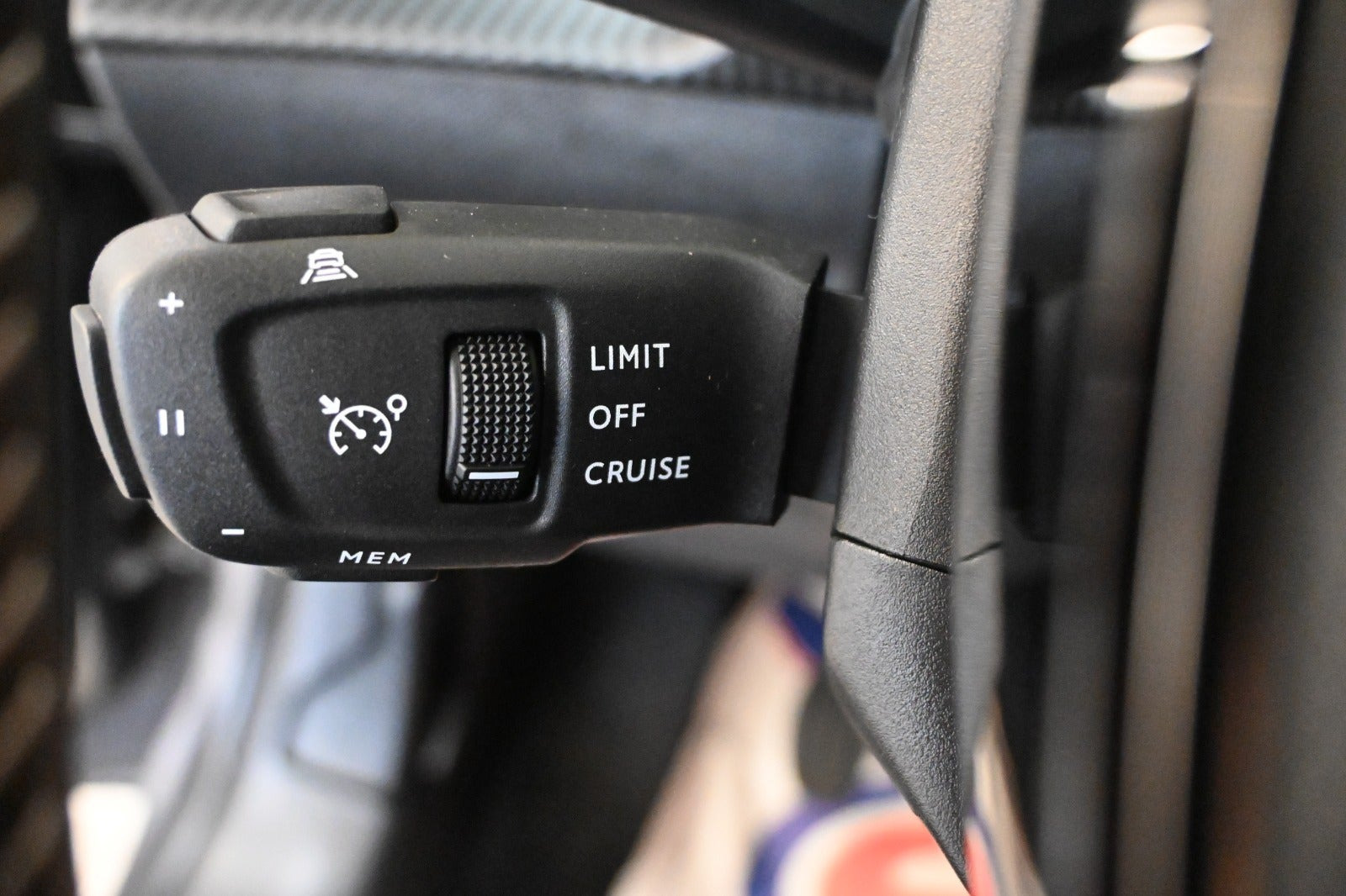 Grå Peugeot 208 fra 2023