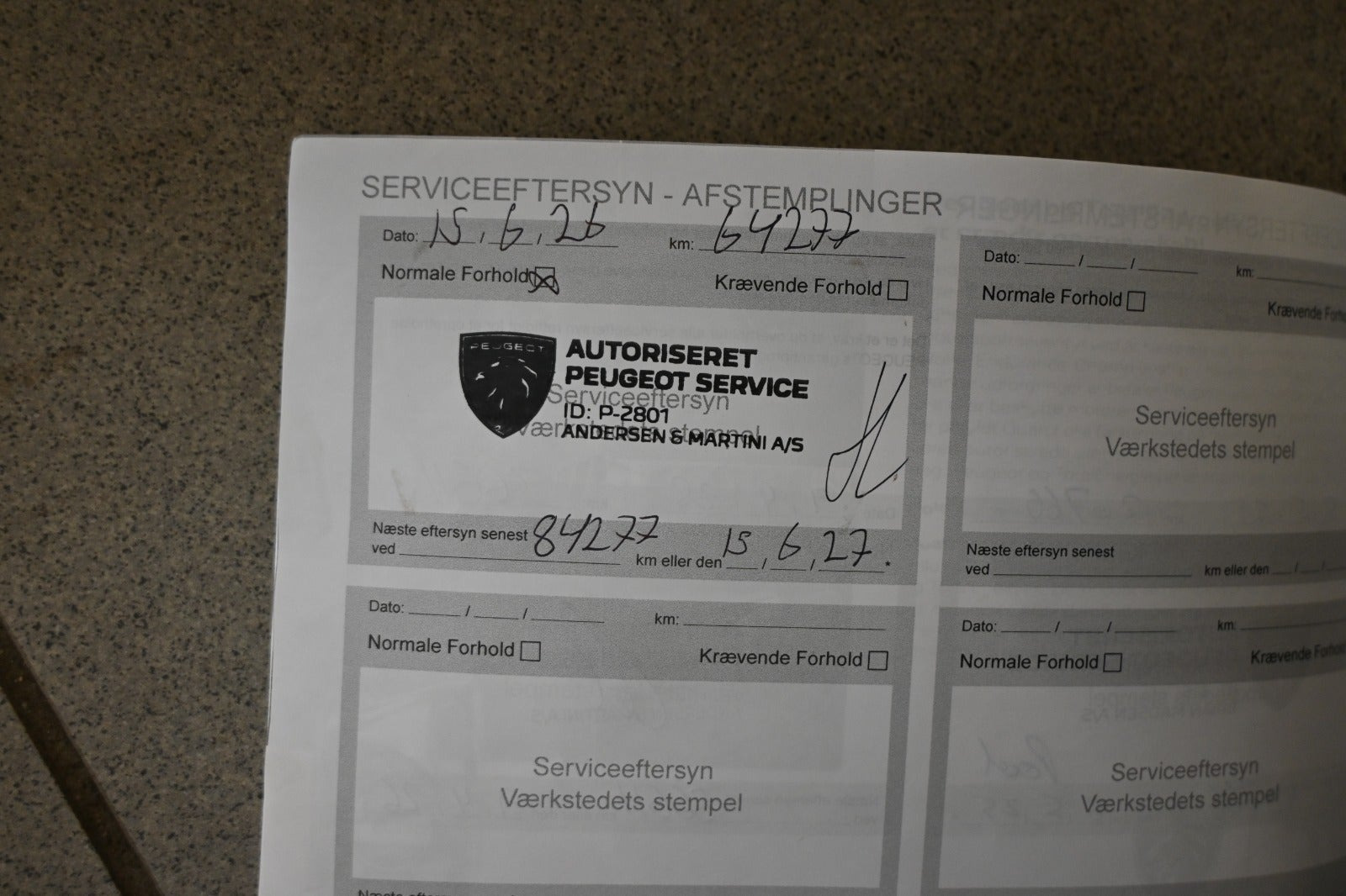 Grå Peugeot 208 fra 2023