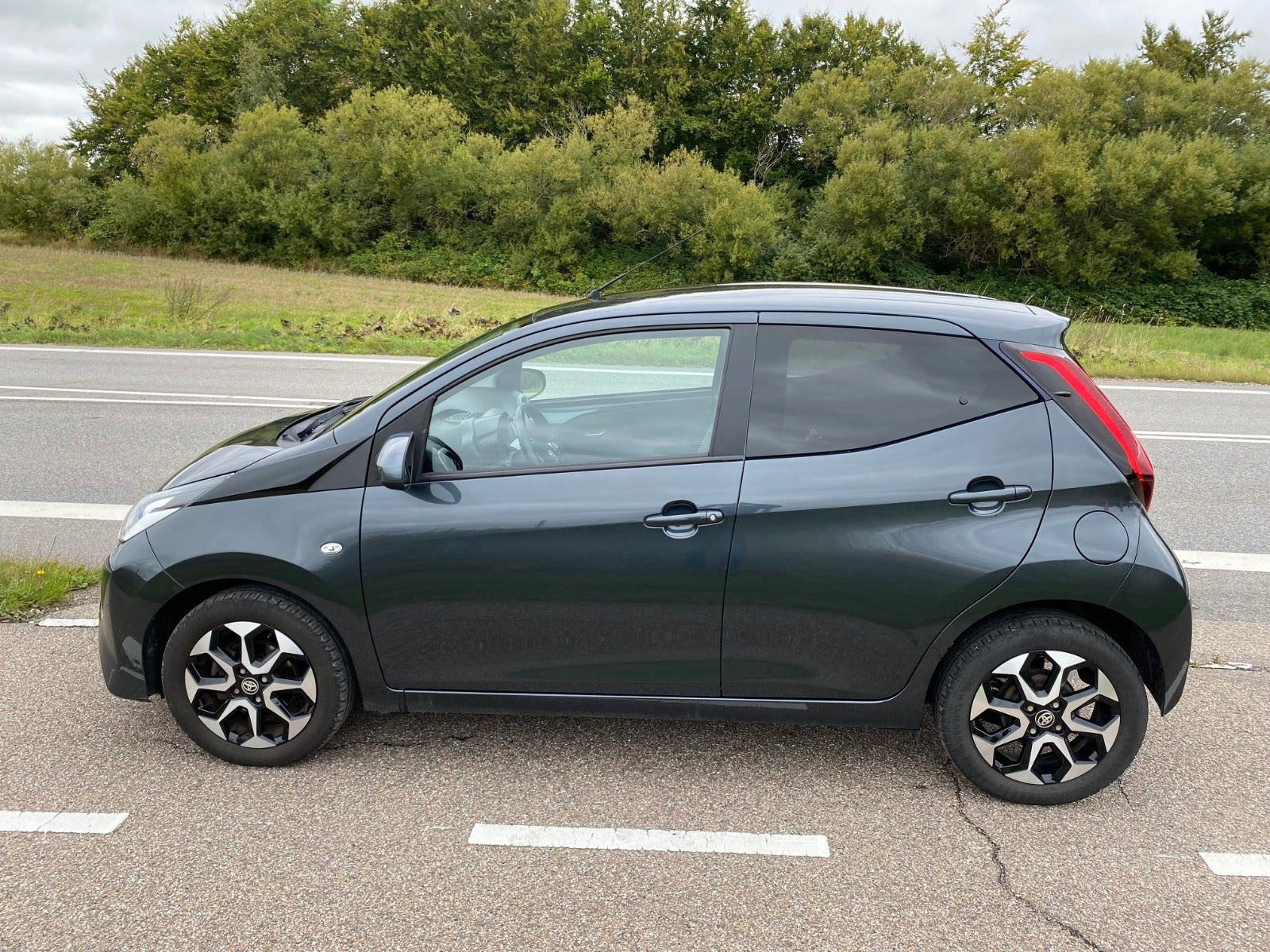 Grå Toyota Aygo fra 2021