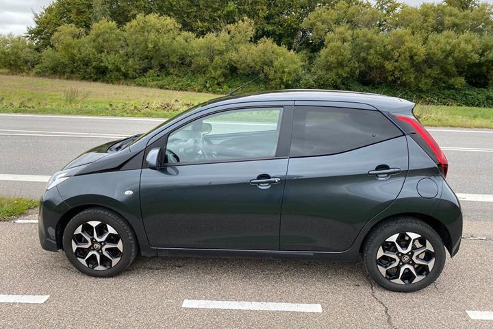 Grå Toyota Aygo fra 2021