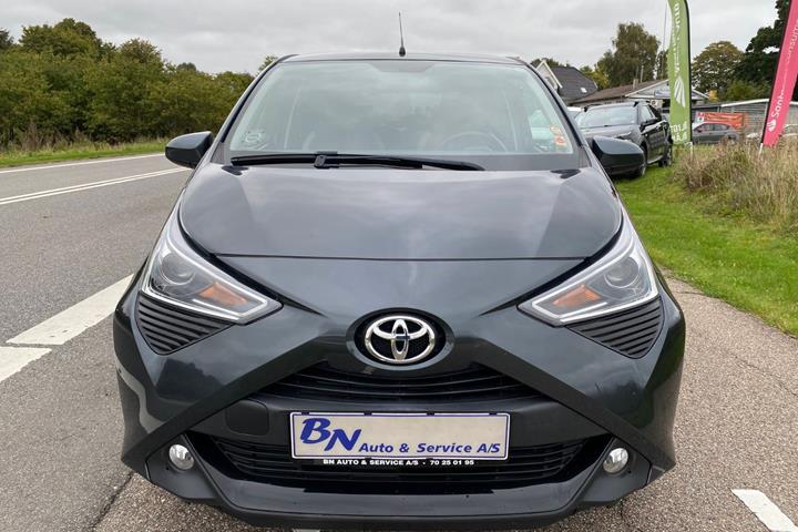 Grå Toyota Aygo fra 2021