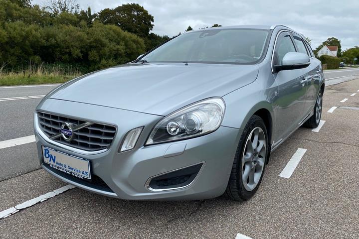 Sølv Volvo V60 fra 2012 set udefra