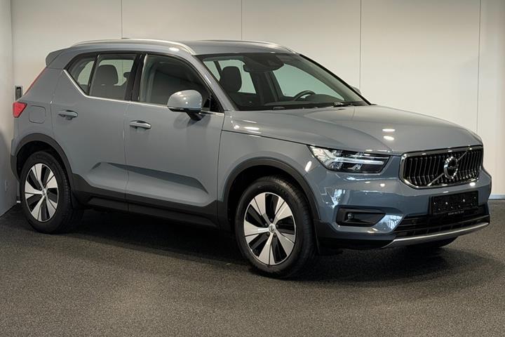 Blå Volvo XC40 fra 2021