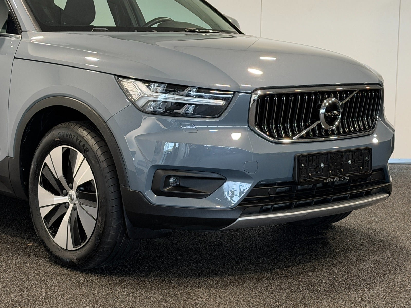 Blå Volvo XC40 fra 2021