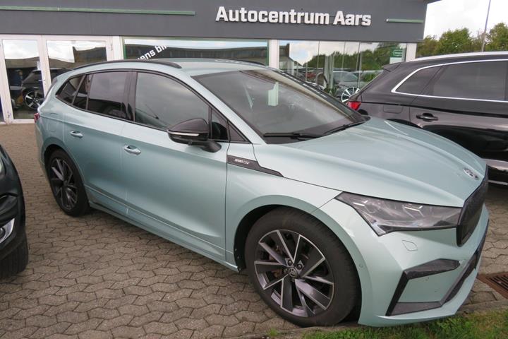Grøn Skoda Enyaq fra 2022 set udefra
