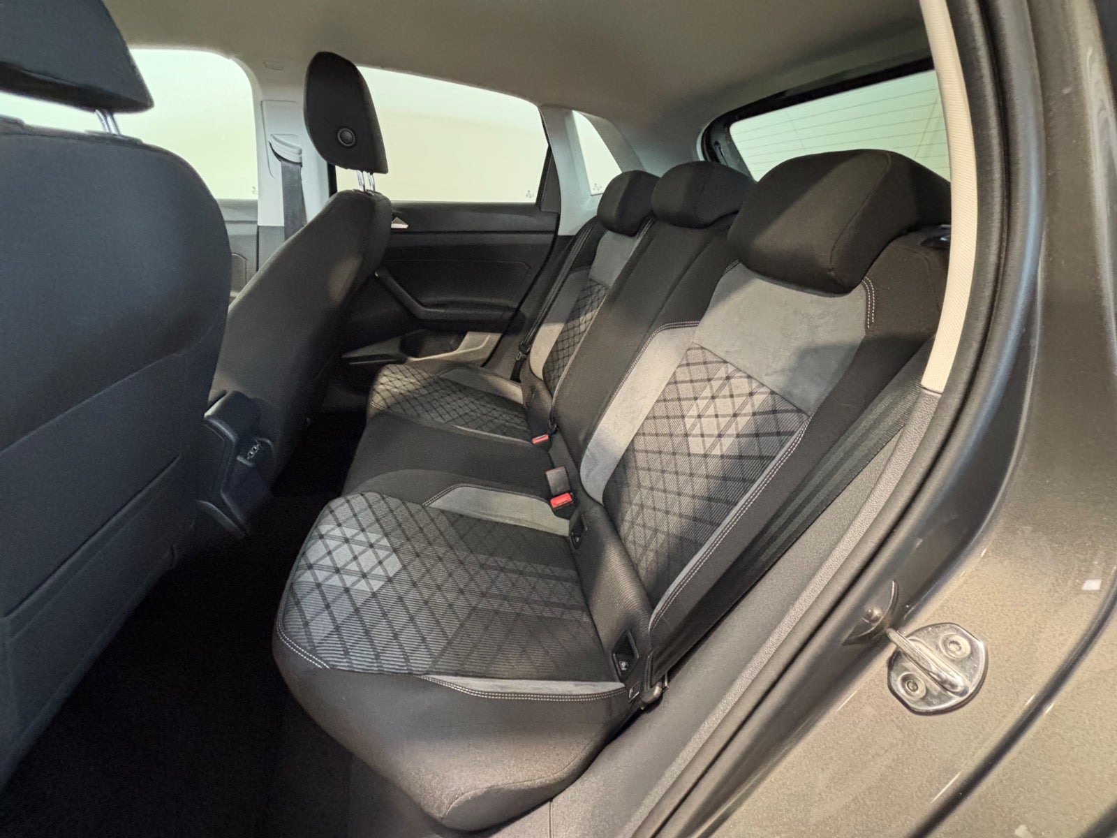 Grå VW Polo fra 2019