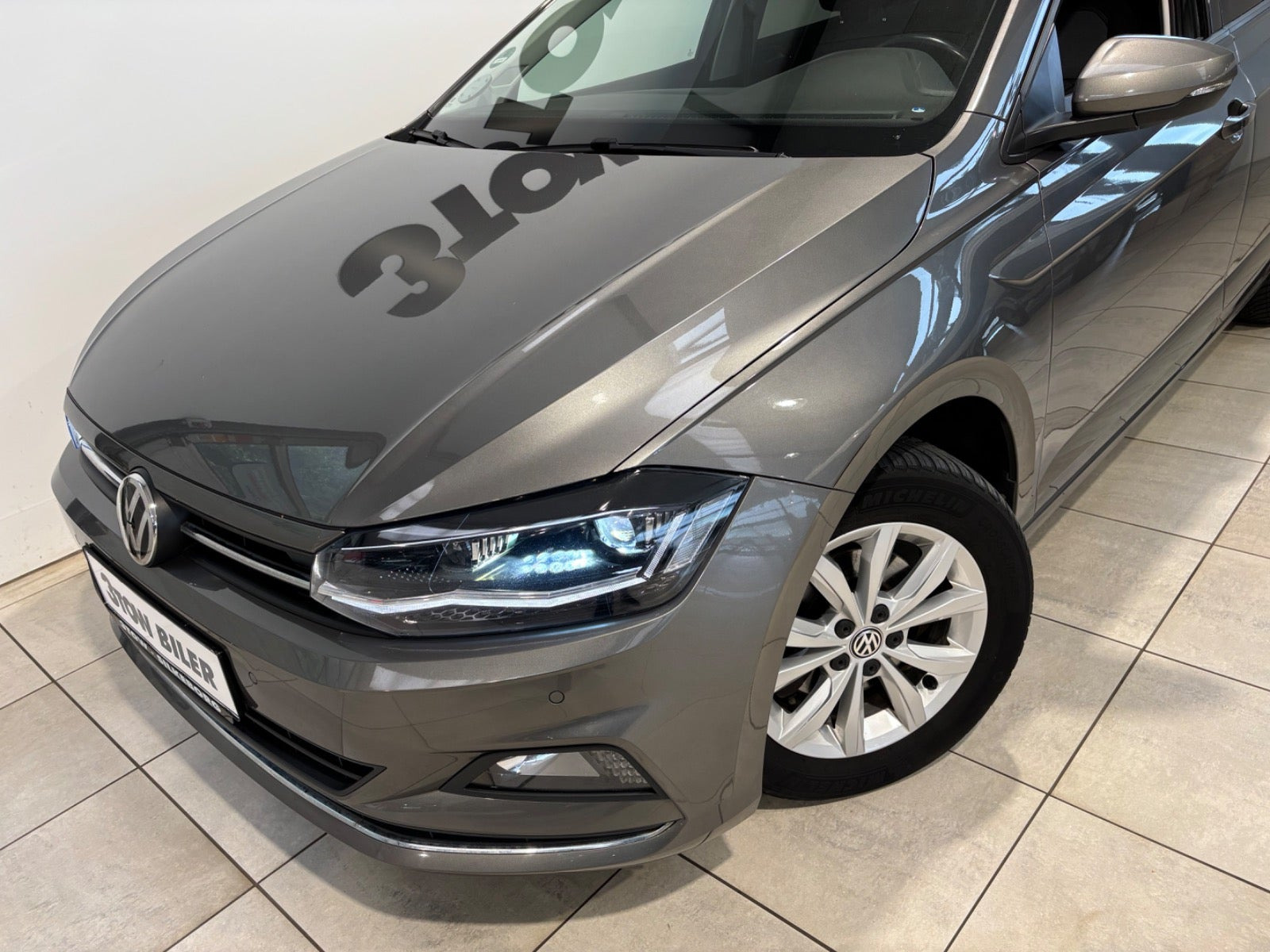 Grå VW Polo fra 2019