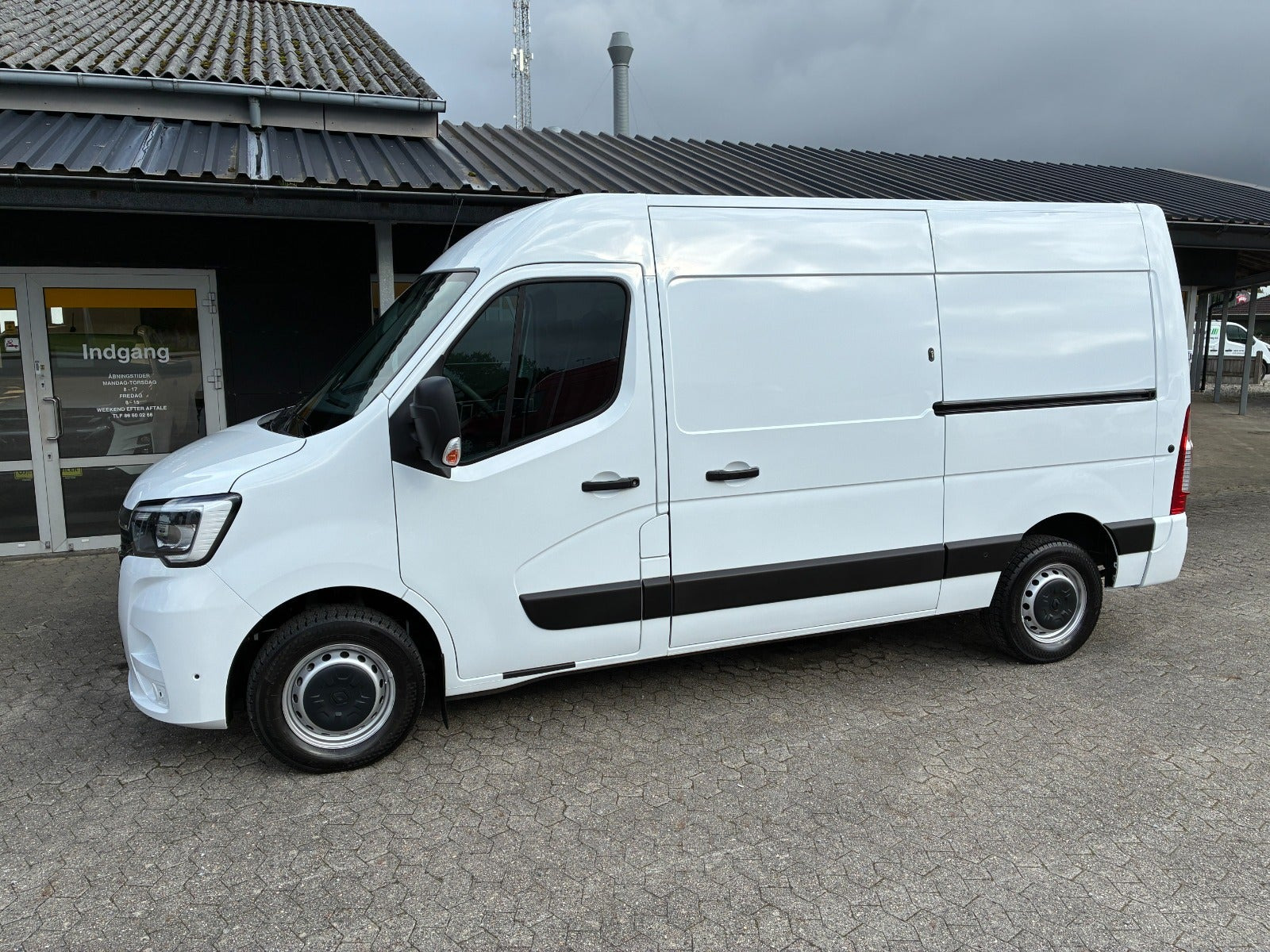 Renault Master IV T33 2,3 dCi 135 L2H2 Kassevogn Tekno