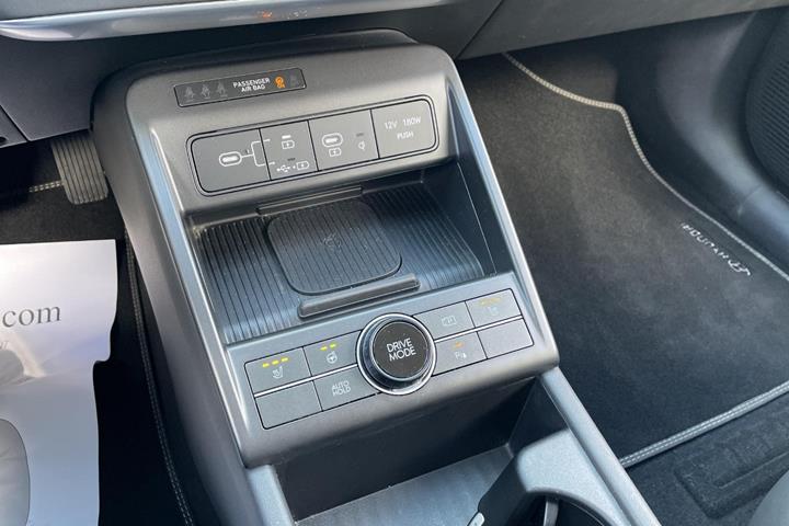 Grå Hyundai Kona fra 2024