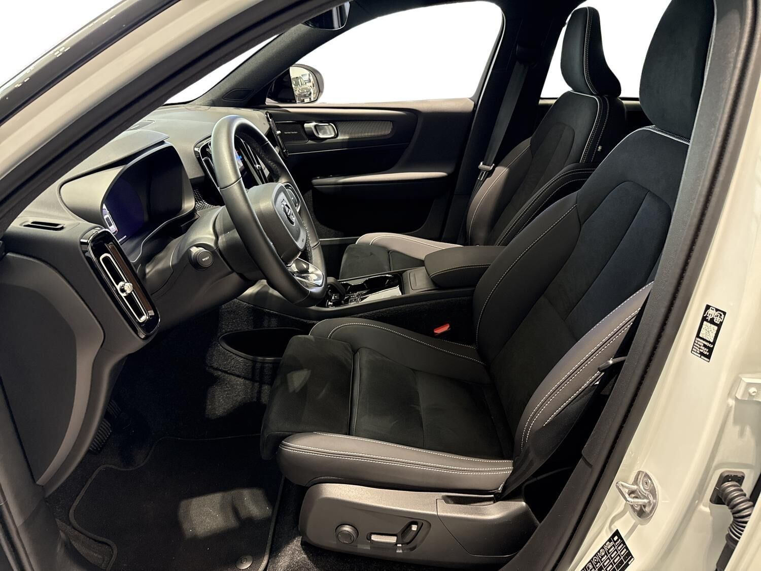 Hvid Volvo EX40 fra 2026