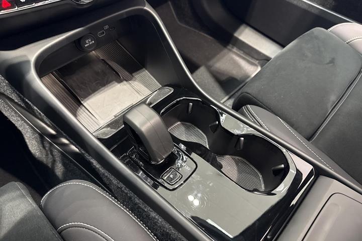 Hvid Volvo EX40 fra 2026