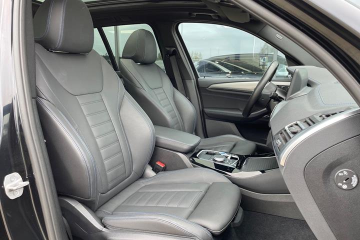 Sort BMW iX3 fra 2024