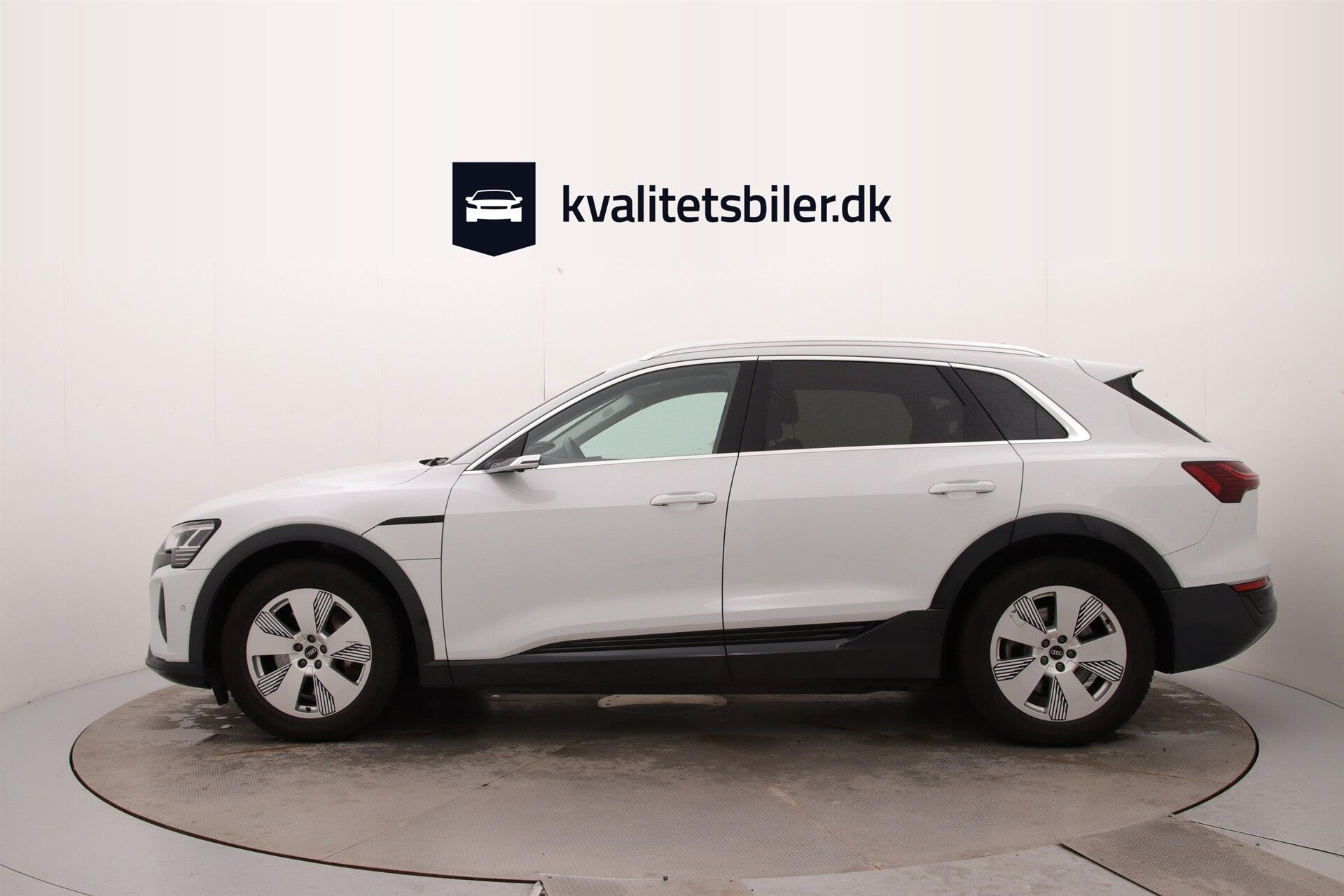 Hvid Audi Q8 fra 2023