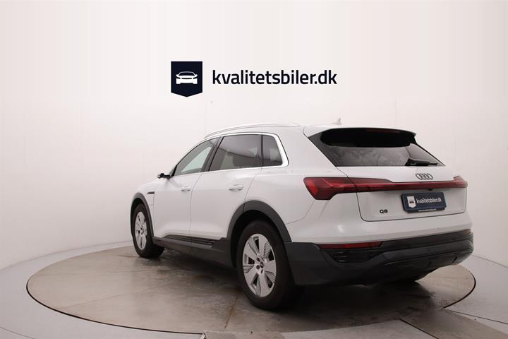Hvid Audi Q8 fra 2023