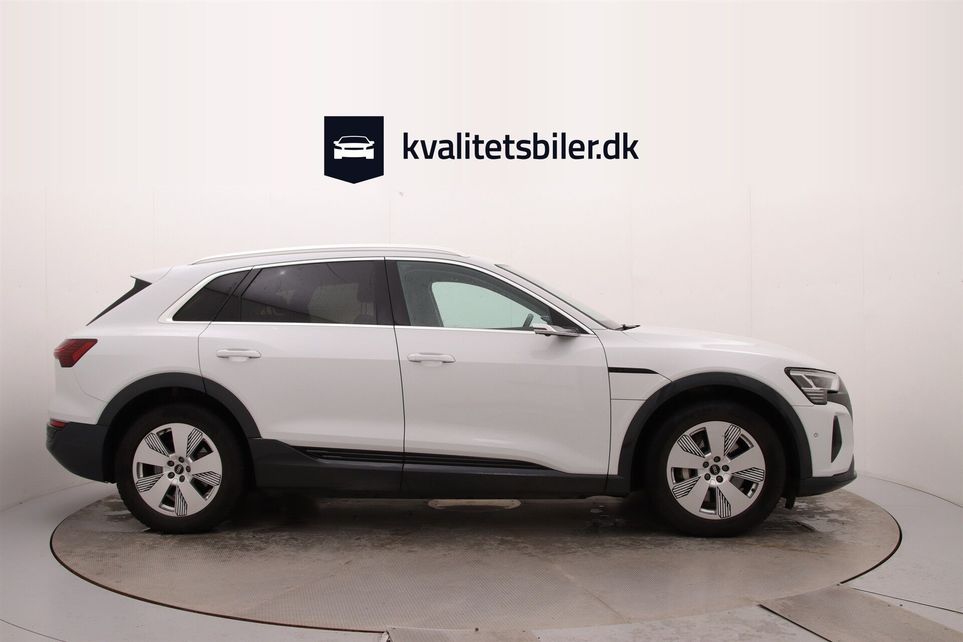 Hvid Audi Q8 fra 2023