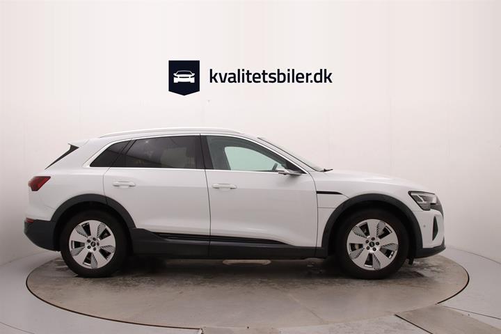 Hvid Audi Q8 fra 2023