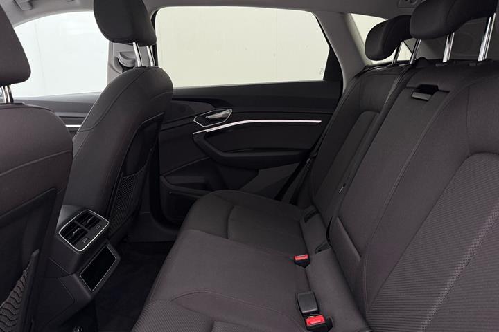 Hvid Audi Q8 fra 2023