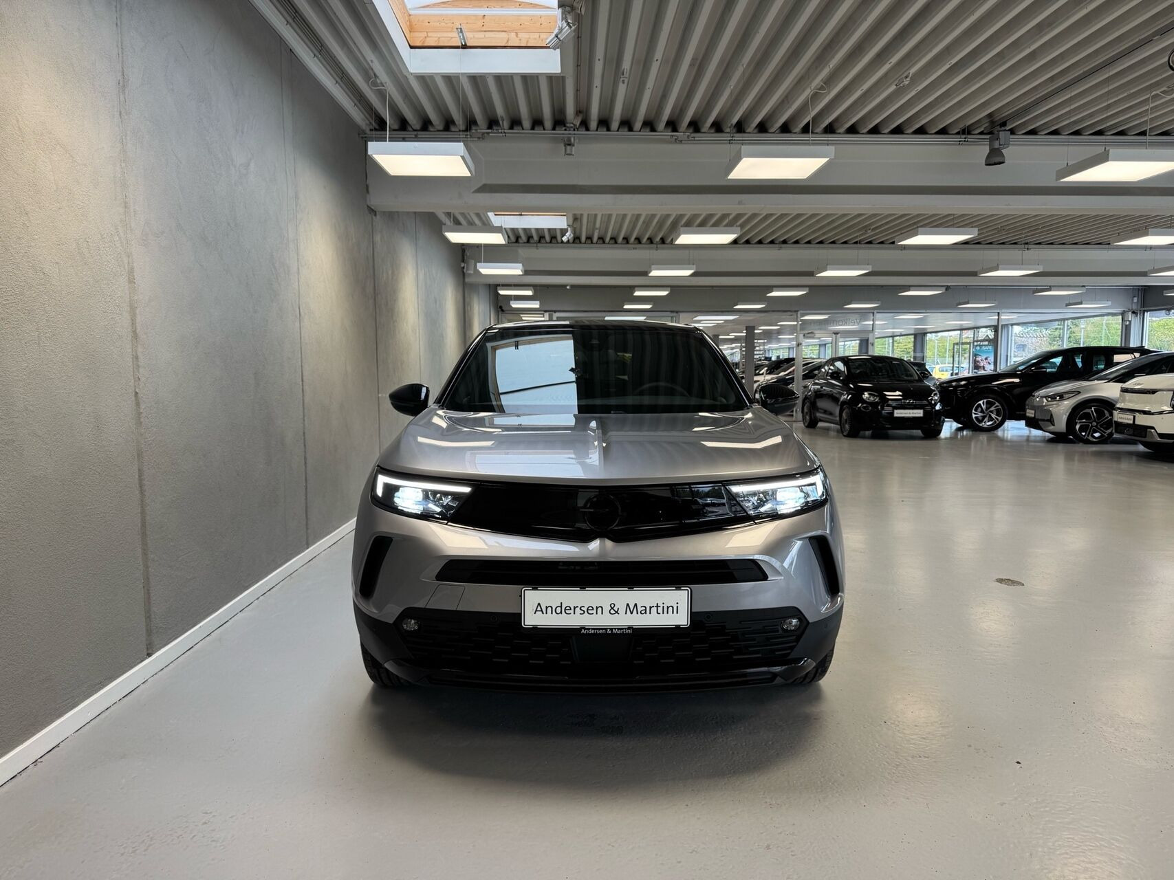 Grå Opel Mokka-e fra 2023