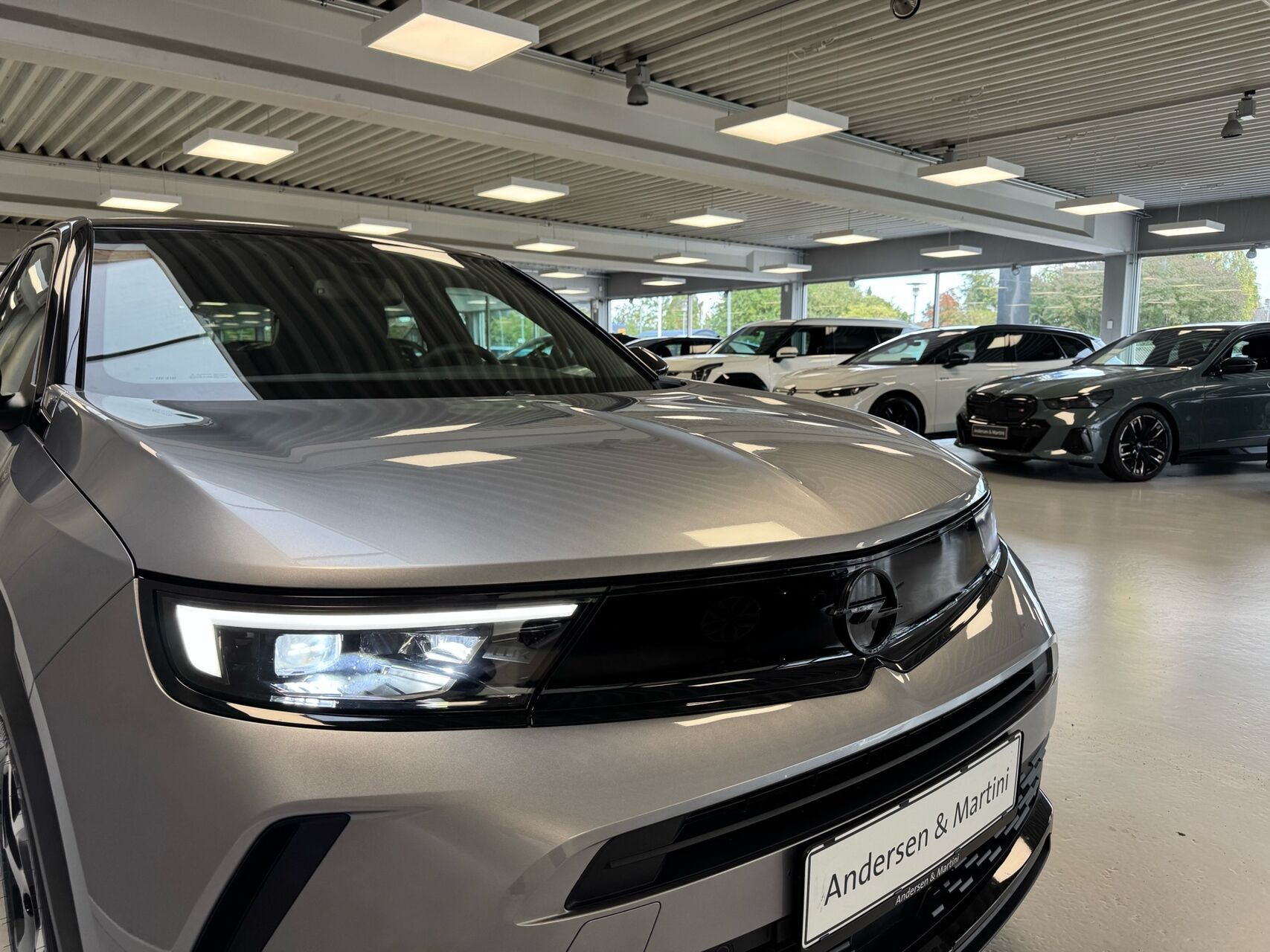 Grå Opel Mokka-e fra 2023