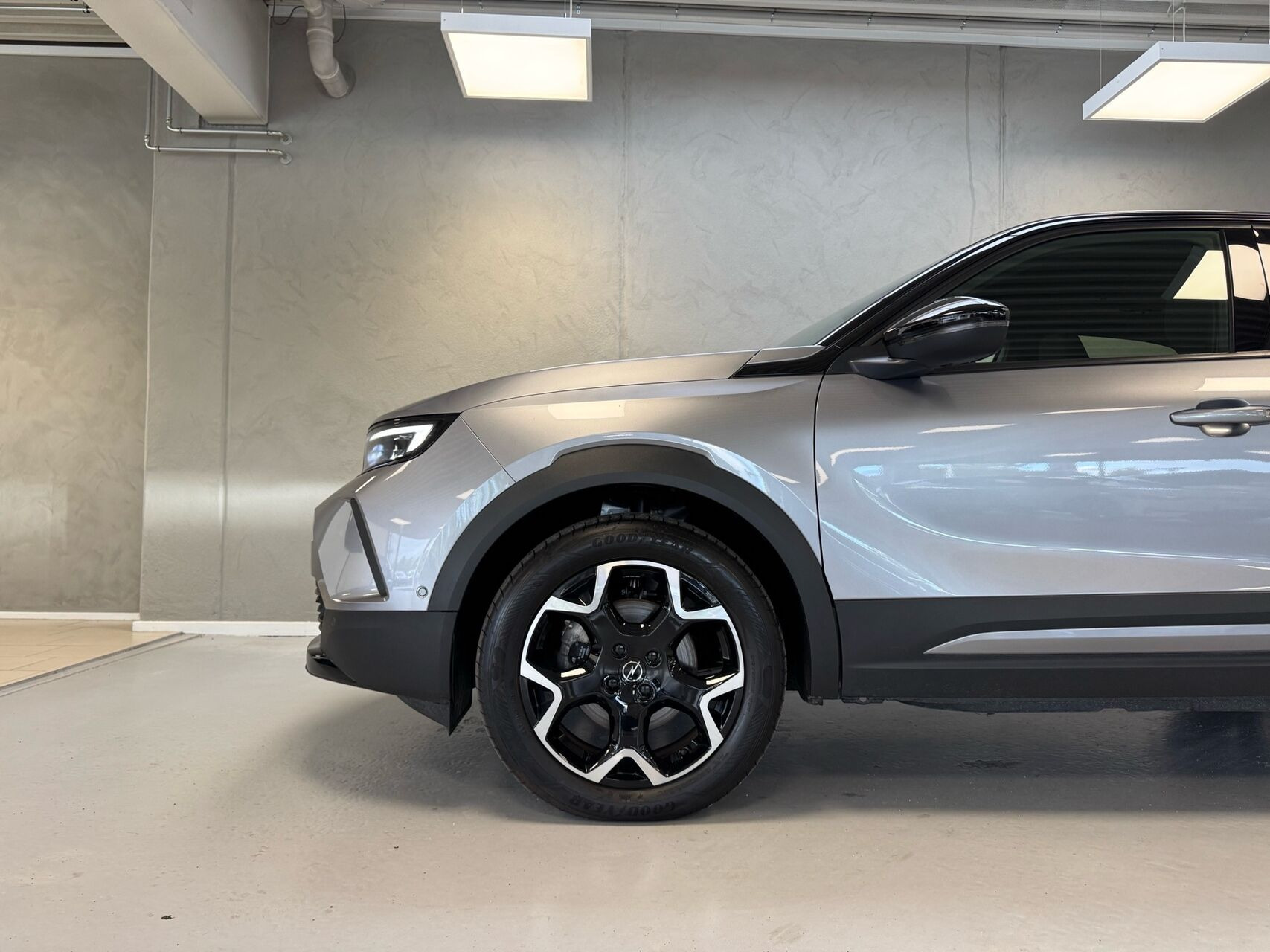 Grå Opel Mokka-e fra 2023
